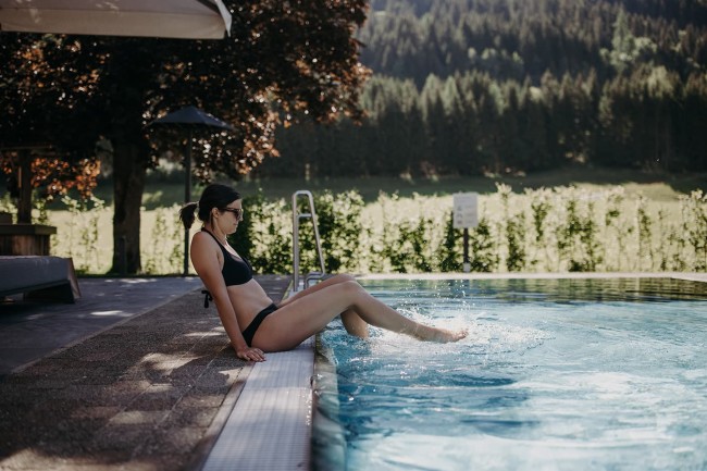 Entspannen am Pool beim Sommerurlaub