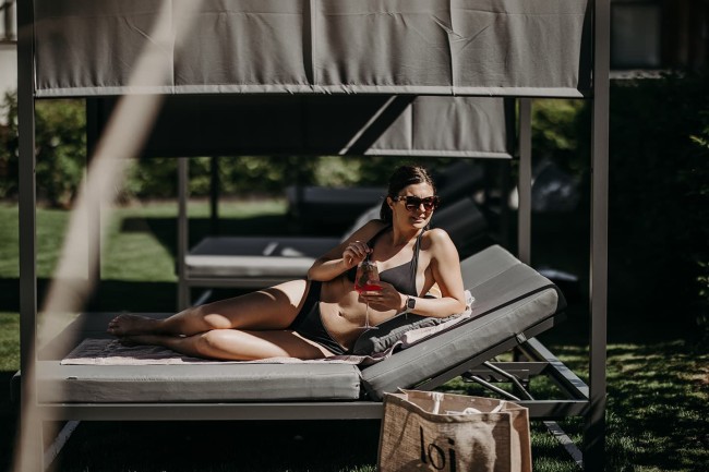 Entspannen am Pool beim Sommerurlaub