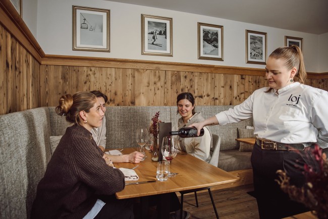 Weinempfehlung beim Abendessen im Restaurant Seven's Kitchen im Hotel loj