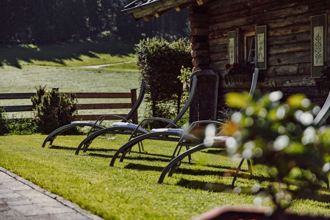 Sonnenliegen neben dem Pool